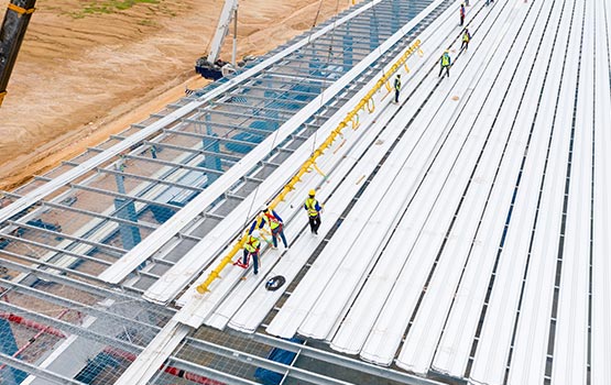 installing roof in commercial building